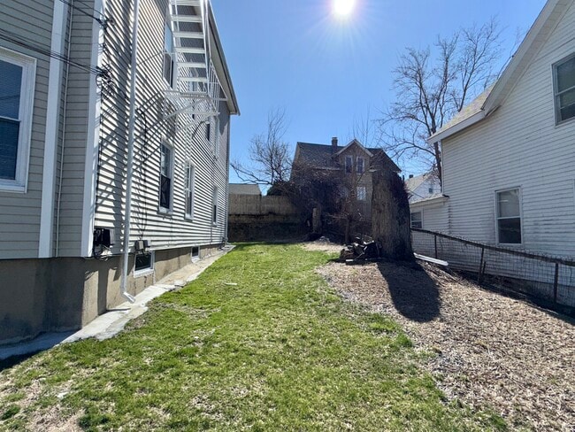 126 Orchard St, Unit 2 in Woonsocket, RI - Foto de edificio - Building Photo