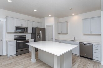 Porter Ranch Townhomes in Eagle Mountain, UT - Foto de edificio - Interior Photo