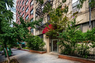 343 E 51st St in New York, NY - Foto de edificio - Building Photo