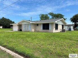 711 Cisneros St in Port Isabel, TX - Building Photo
