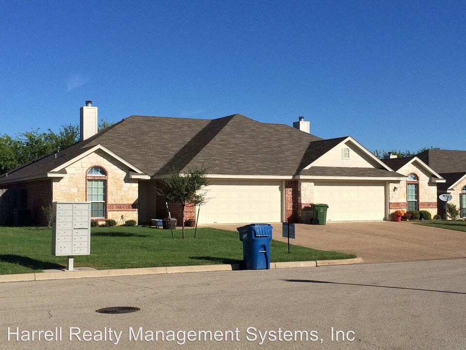 430 Park Place Drive in Hewitt, TX - Building Photo