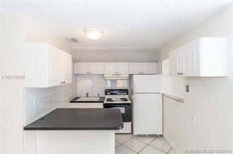 731 SW 14th Ave-Unit -4 in Fort Lauderdale, FL - Building Photo - Building Photo