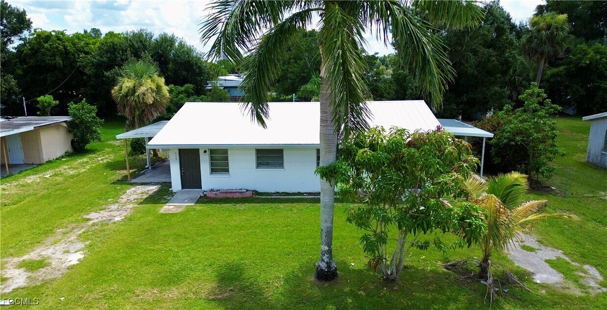 561 Wood Ave in Tice, FL - Building Photo
