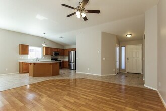 2125 E Danbury Rd in Phoenix, AZ - Foto de edificio - Building Photo