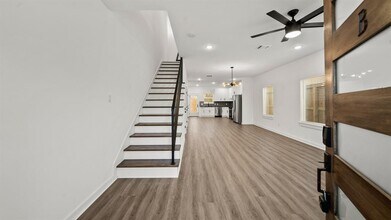 8053 Ritz St-Unit -B in Houston, TX - Foto de edificio - Building Photo