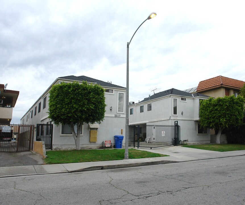 5517 Corteen Pl in Valley Village, CA - Building Photo