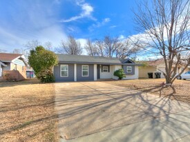 1112 N Norman Ave in Moore, OK - Building Photo
