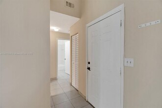 3453 NW 44th St, Unit 202 in Lauderdale Lakes, FL - Building Photo - Building Photo