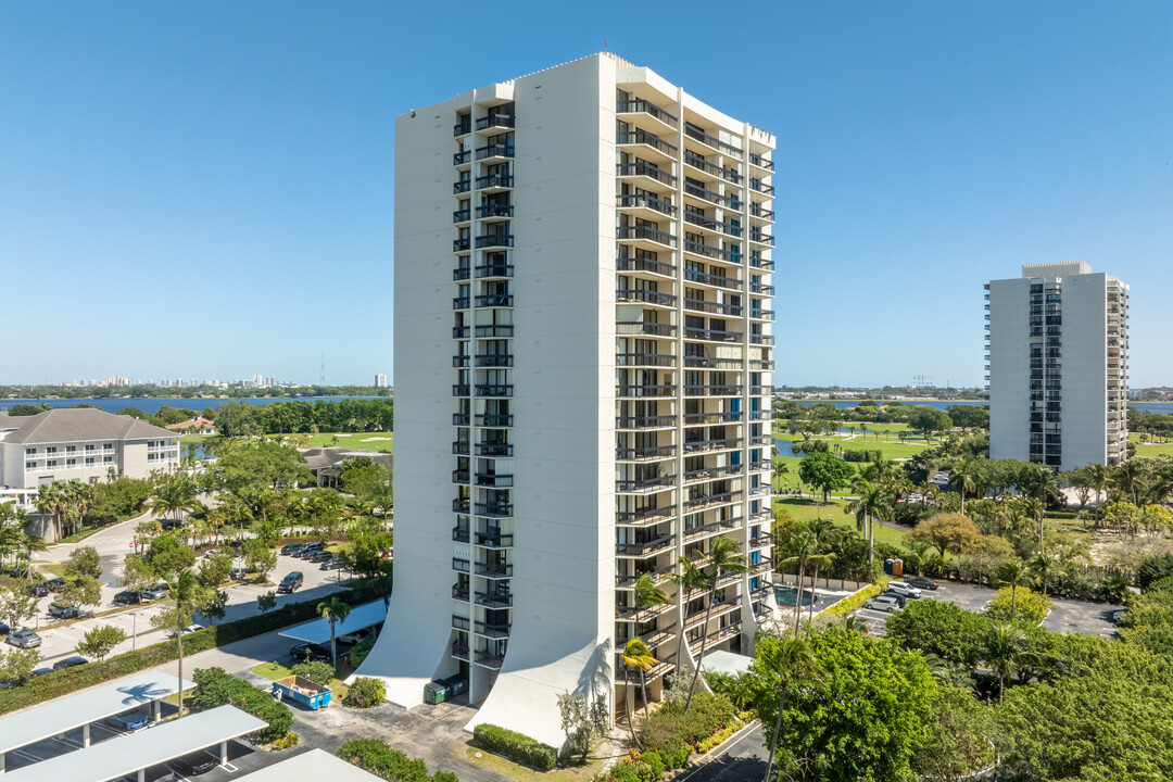 Lincoln Tower in West Palm Beach, FL - Building Photo