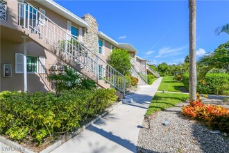 221 Cypress Way E in Naples, FL - Foto de edificio - Building Photo