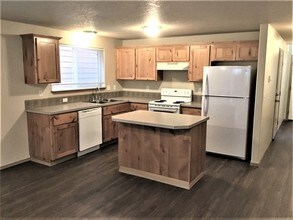 467 Whitney Dr in Newberg, OR - Building Photo - Building Photo