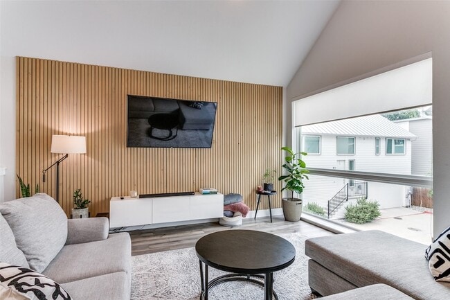 1111 Barsotti Ct in Dallas, TX - Foto de edificio - Building Photo