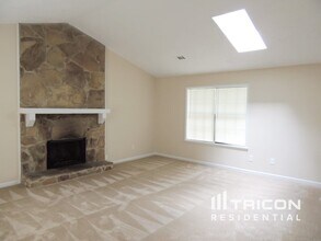 1027 Mainstreet Lake Dr in Stone Mountain, GA - Building Photo - Building Photo