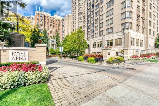 5418 Yonge St in Toronto, ON - Building Photo - Building Photo