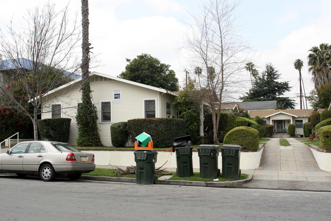 127 S Olive Ave in Alhambra, CA - Building Photo