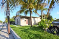 606 15th Ave S in Lake Worth, FL - Foto de edificio - Building Photo