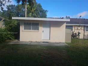 5832 SW 61st St in Miami, FL - Building Photo - Building Photo