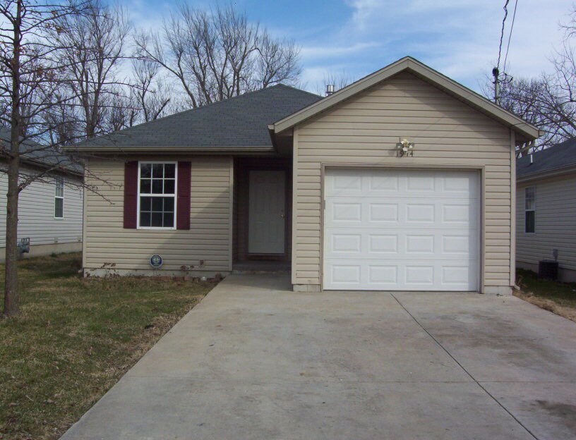 1914 N Hillcrest Ave in Springfield, MO - Building Photo