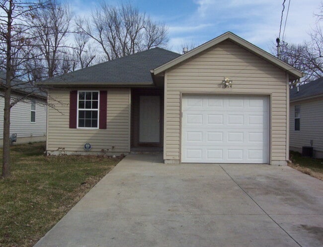property at 1914 N Hillcrest Ave