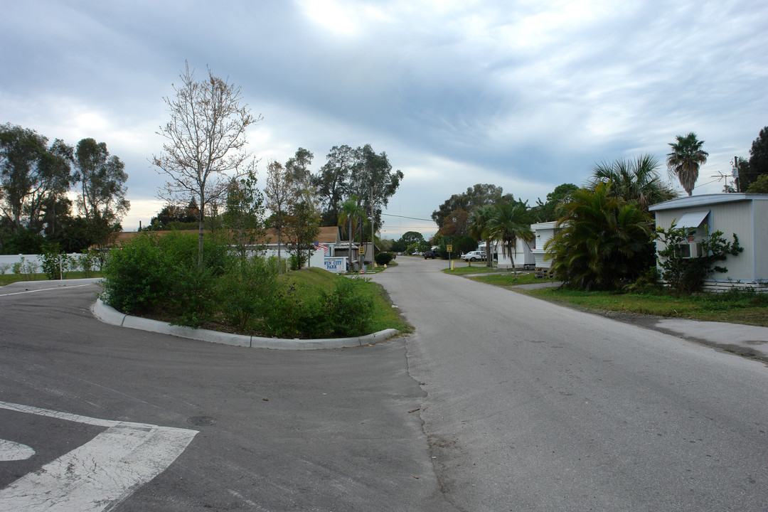 Twin City Park in St. Petersburg, FL - Building Photo