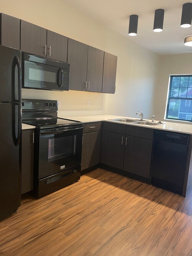 1555 Wealthy St SE in Grand Rapids, MI - Building Photo - Building Photo
