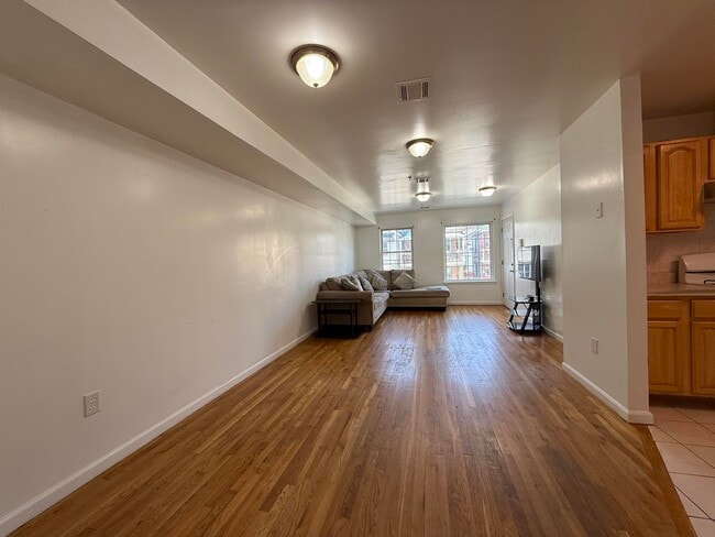 12 Bergen Ave in Jersey City, NJ - Foto de edificio - Building Photo