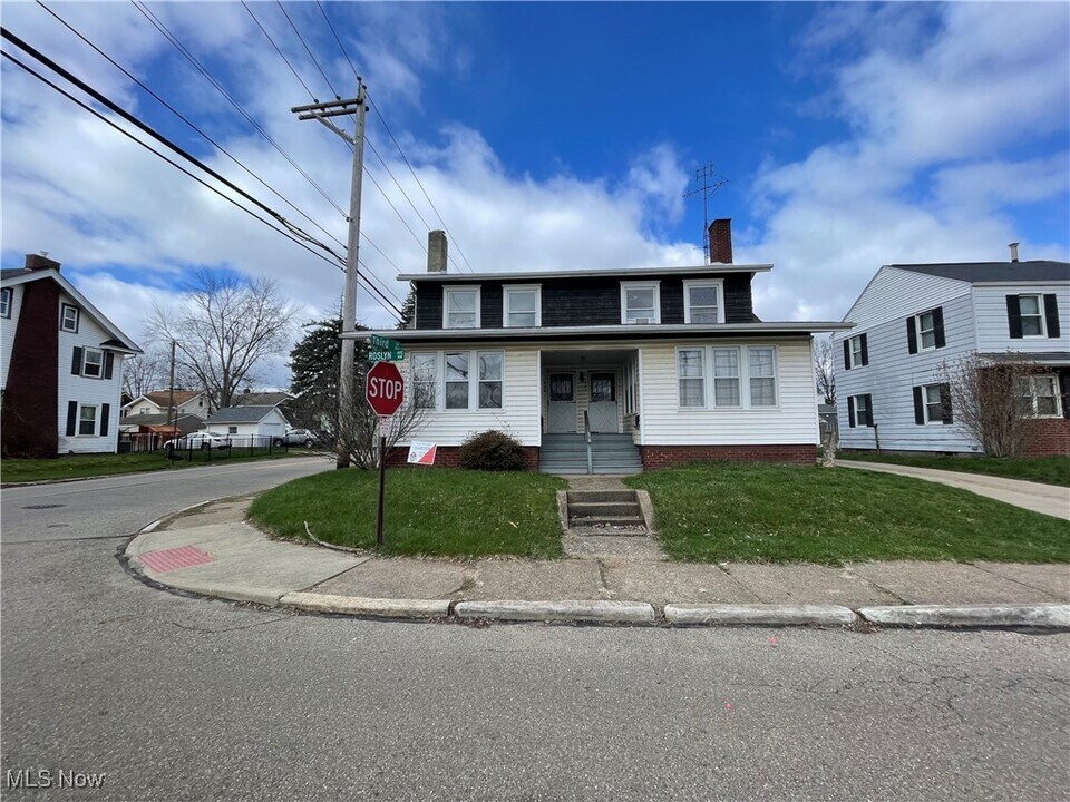 301 Roslyn Ave NW in Canton, OH - Building Photo
