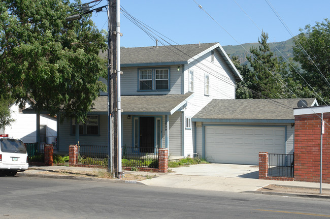 1006 E Ventura St in Santa Paula, CA - Building Photo - Building Photo