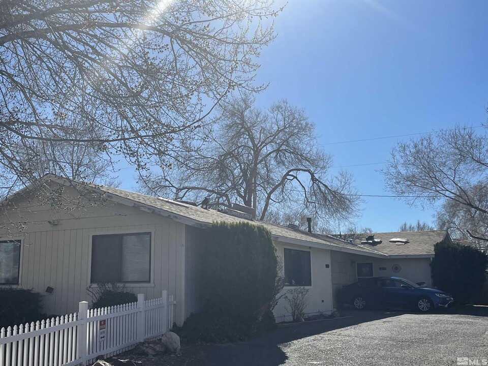 993 Holman Cir in Sparks, NV - Foto de edificio