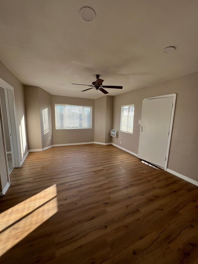 3827 Grand Ave in Huntington Park, CA - Foto de edificio - Building Photo