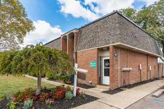East Townhomes and Apartments in Columbus, OH - Foto de edificio - Building Photo