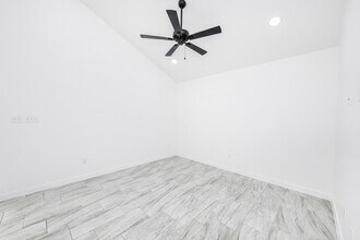 3911 Casa Blanca Lake Rd in Laredo, TX - Building Photo - Building Photo