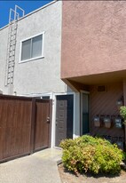 325 Standiford Ave in Modesto, CA - Building Photo