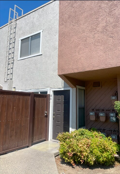 325 Standiford Ave in Modesto, CA - Building Photo