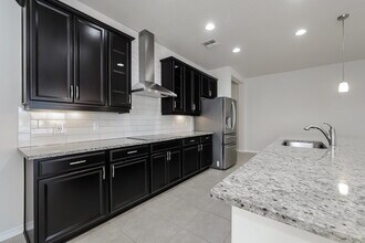 1841 Henley St in St. Cloud, FL - Foto de edificio - Building Photo