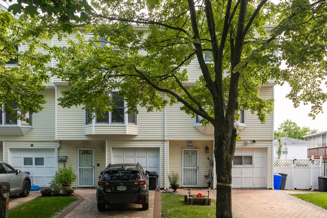 Birchwood Gardens Condos in Staten Island, NY - Foto de edificio - Building Photo
