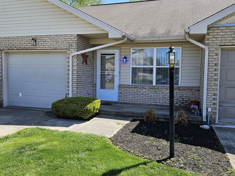 251 Delaware Crossing in Eaton, OH - Building Photo