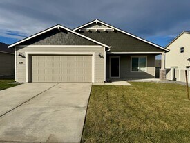 1694 Wilson St in Umatilla, OR - Building Photo