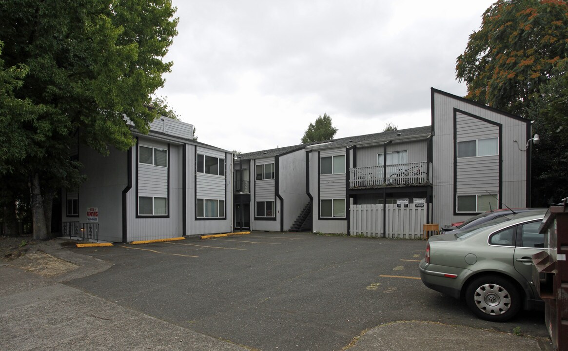 1330-1348 SE Tacoma St in Portland, OR - Building Photo