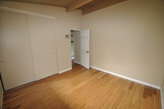 121 W Arrellaga St in Santa Barbara, CA - Foto de edificio - Building Photo