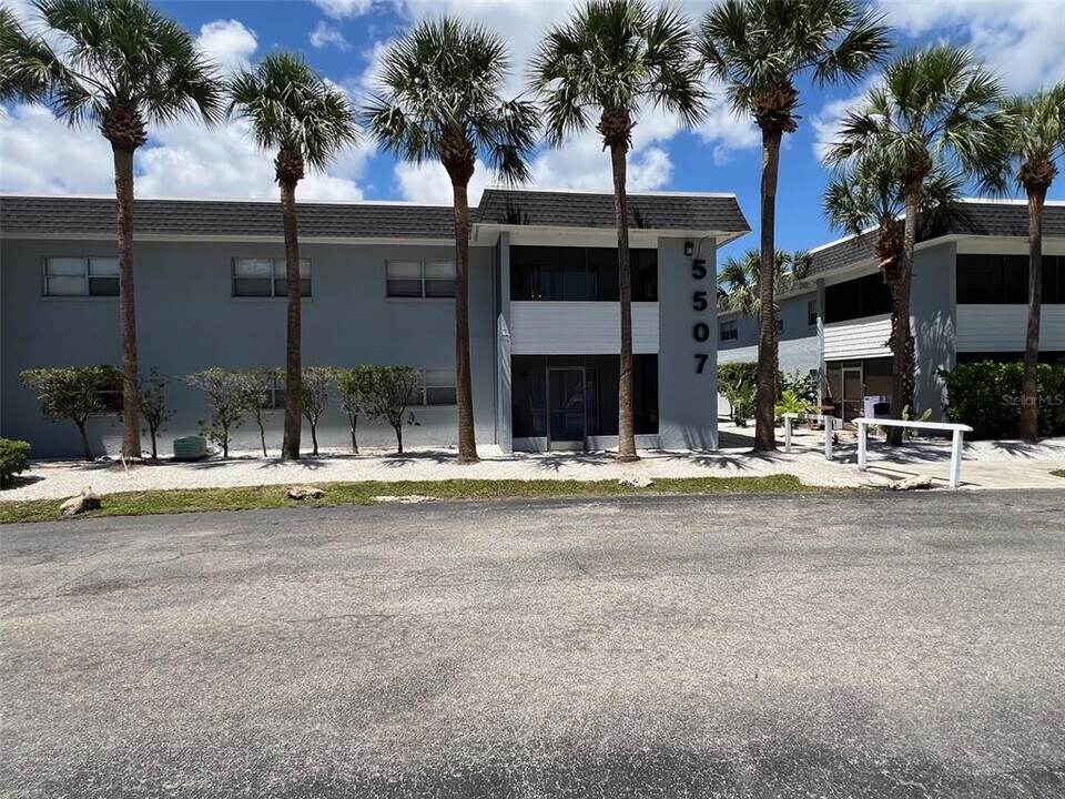 5507 Fountain Lake Cir in Bradenton, FL - Building Photo