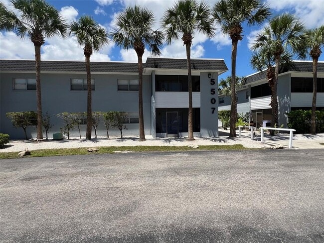 property at 5507 Fountain Lake Cir