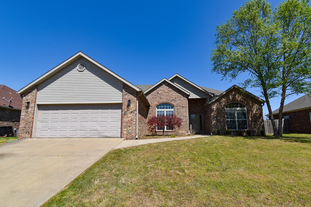 1206 W Willowbend Dr in Bentonville, AR - Building Photo