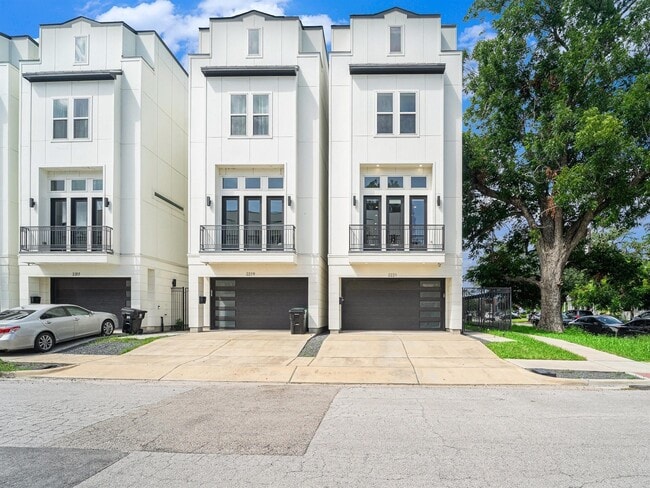 2221 Francis St in Houston, TX - Building Photo - Building Photo