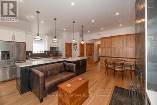 837 Kingston Rd in Toronto, ON - Building Photo