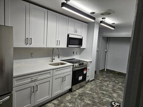 320 W Main St, Unit #1 in Norristown, PA - Foto de edificio - Building Photo