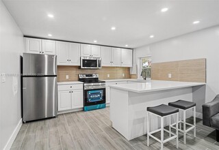 5647 Lincoln St in Hollywood, FL - Building Photo - Building Photo