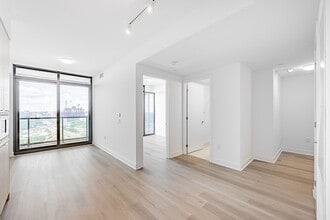 86 Dundas St E in Mississauga, ON - Building Photo - Building Photo