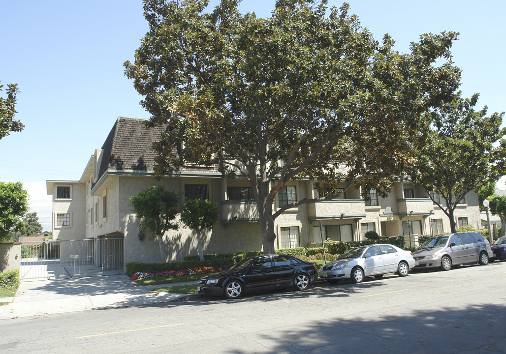 Villa Hidalgo in Alhambra, CA - Building Photo