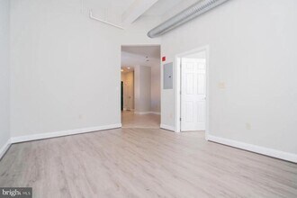 330 N Charles St in Baltimore, MD - Building Photo - Building Photo